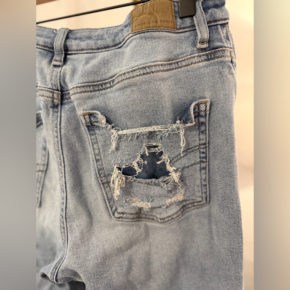 American Eagle Distressed Straight Mom Jeans Size 6 Long Light Wash Ripped Denim - Picture 11 of 14